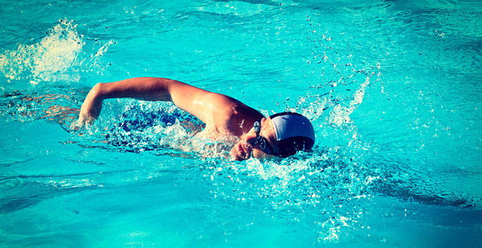 Nager dans une piscine ou dans un spa de nage